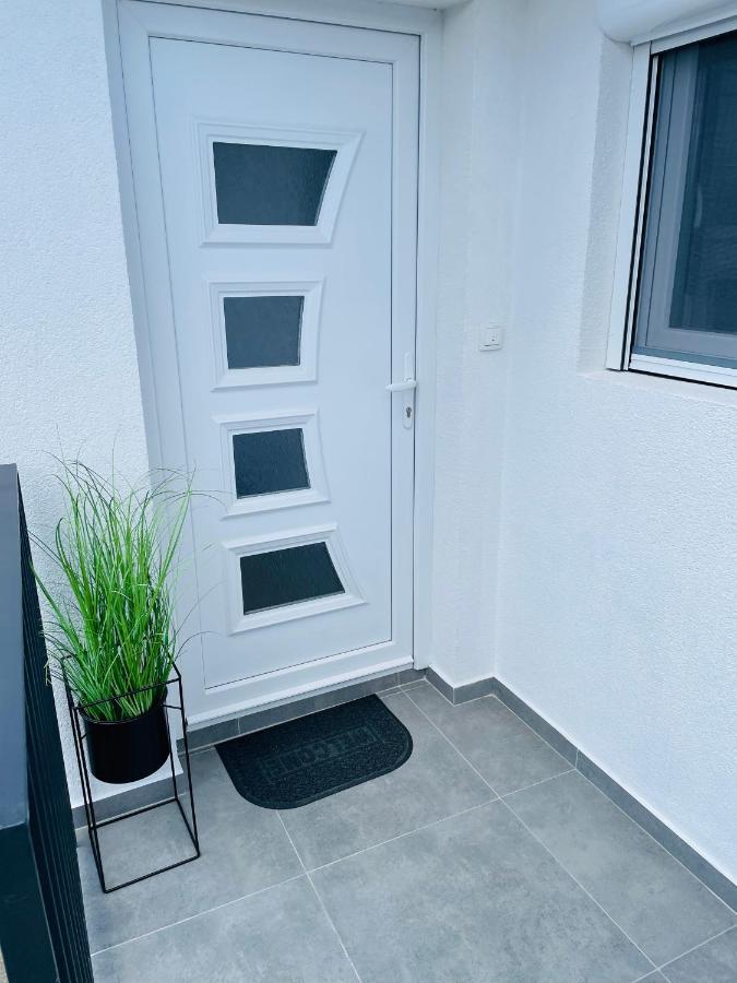 Muki Apartments Surčin Exteriör bild